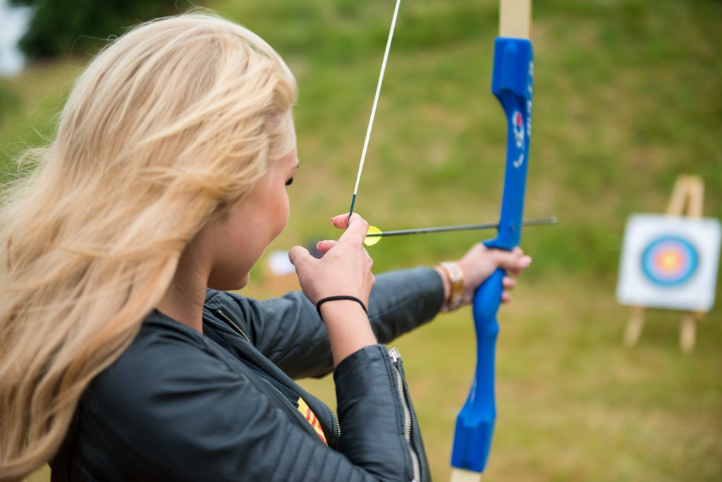 Met vastberadenheid: De Boogschieter neemt het doel waar bij klimbos De Klimvallei, Den Helder.