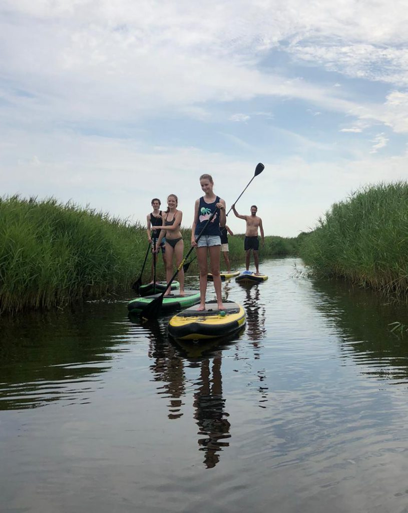 Suppen met begeleiding: Instructeur demonstreert optimale technieken tijdens een leerzame supclinic in Den Helder.