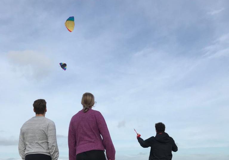 Persoon beoefent powerkiten op het prachtige strand van Den Helder, aangeboden door De Klimvallei. Om telleurstelling te voorkomen raden wij u aan te reserveren!