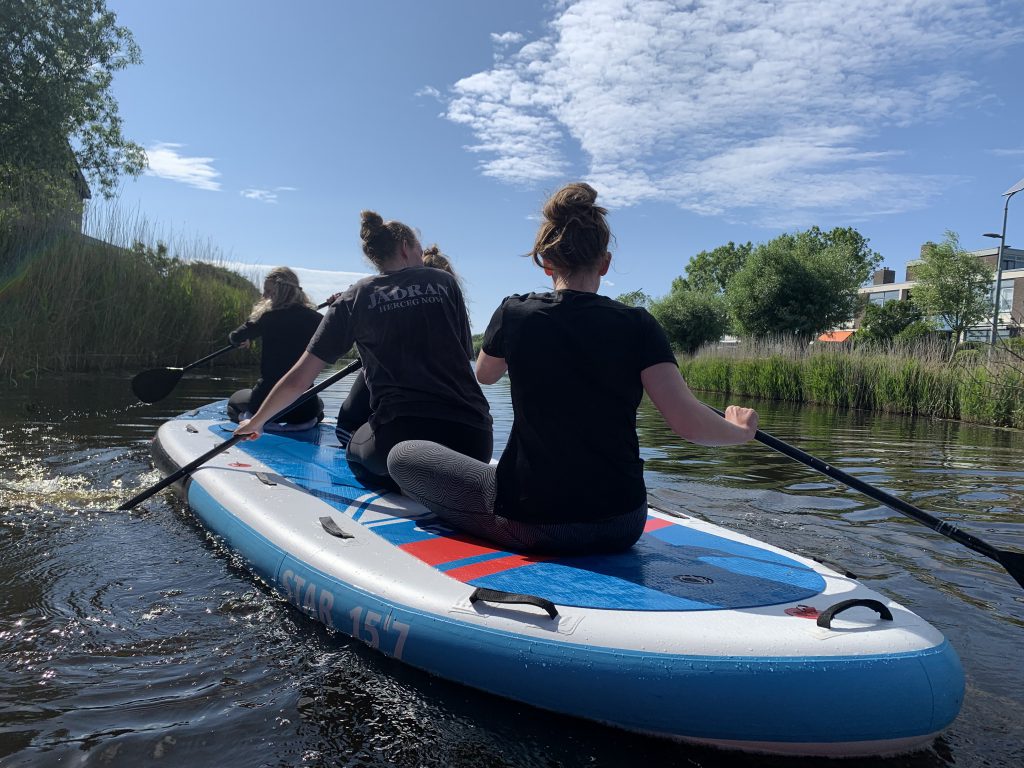 Mensen op een Bigsup over de rivieren rond Den Helder.