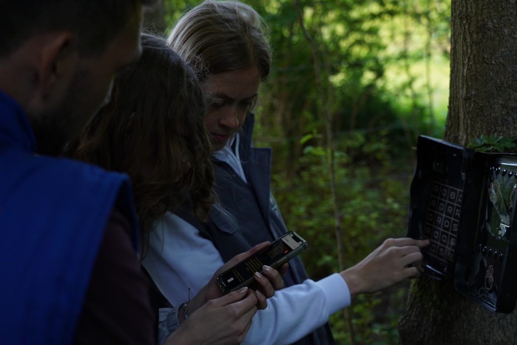 Groep avonturiers gebruikt de mobiele app om de route te vinden en te ontsnappen aan The Hunger Games in klimbos De Klimvallei, Den Helder. Samen op zoek naar avontuur tijdens een spannend escaperoom spel. Om telleurstelling te voorkomen raden wij u aan te reserveren!